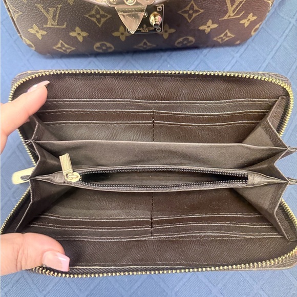 Louis Vuitton Monogram Canvas Wallet - Picture 3 of 3